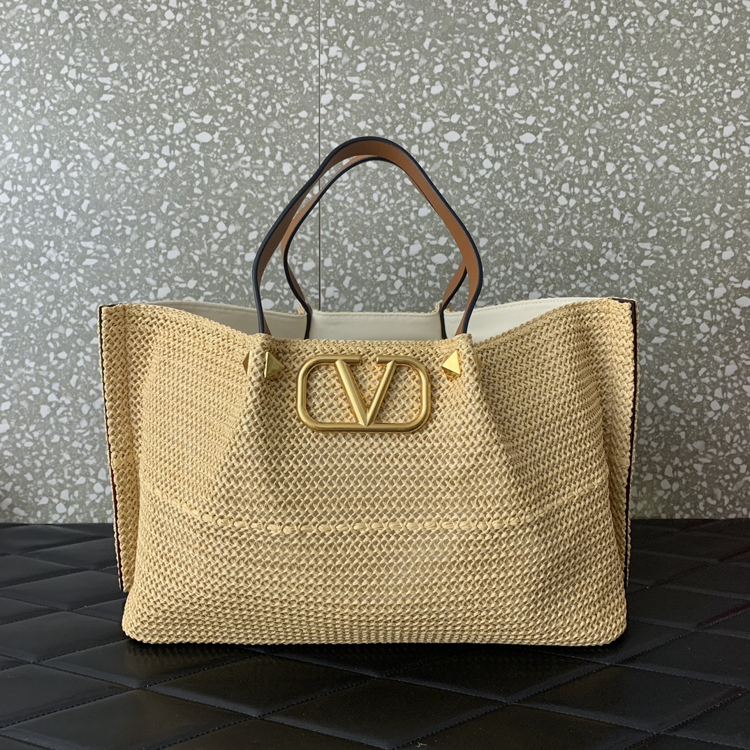 Valentino Garavani Medium Shoulder Bag in Natural Synthetic Raffia